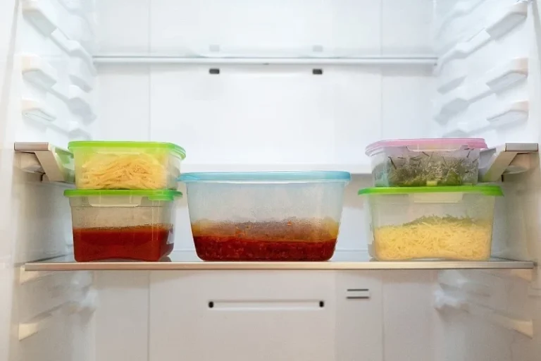 How long can you safely keep leftovers in the refrigerator?